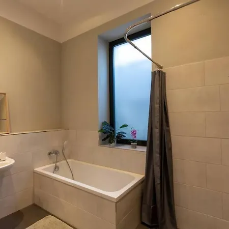 Phoenix Loft 6 High Speed Wifi Netflix Apartment